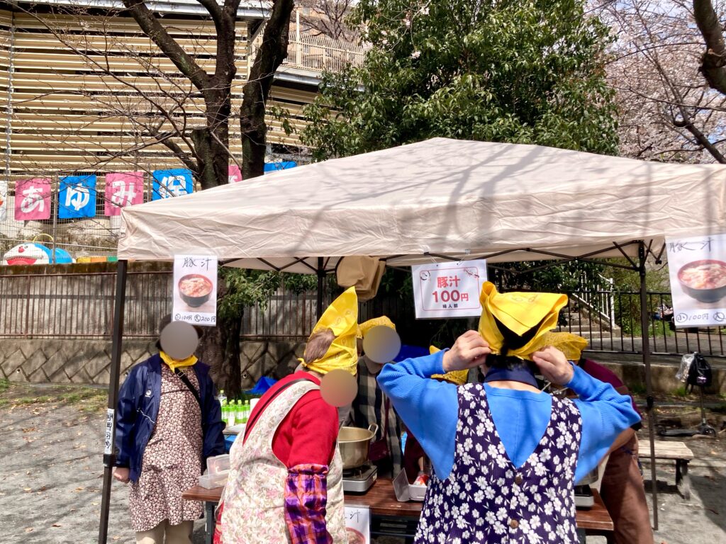鶴ヶ峰公園で開催された「鶴ヶ峰ふれあい桜まつり」の屋台の様子
