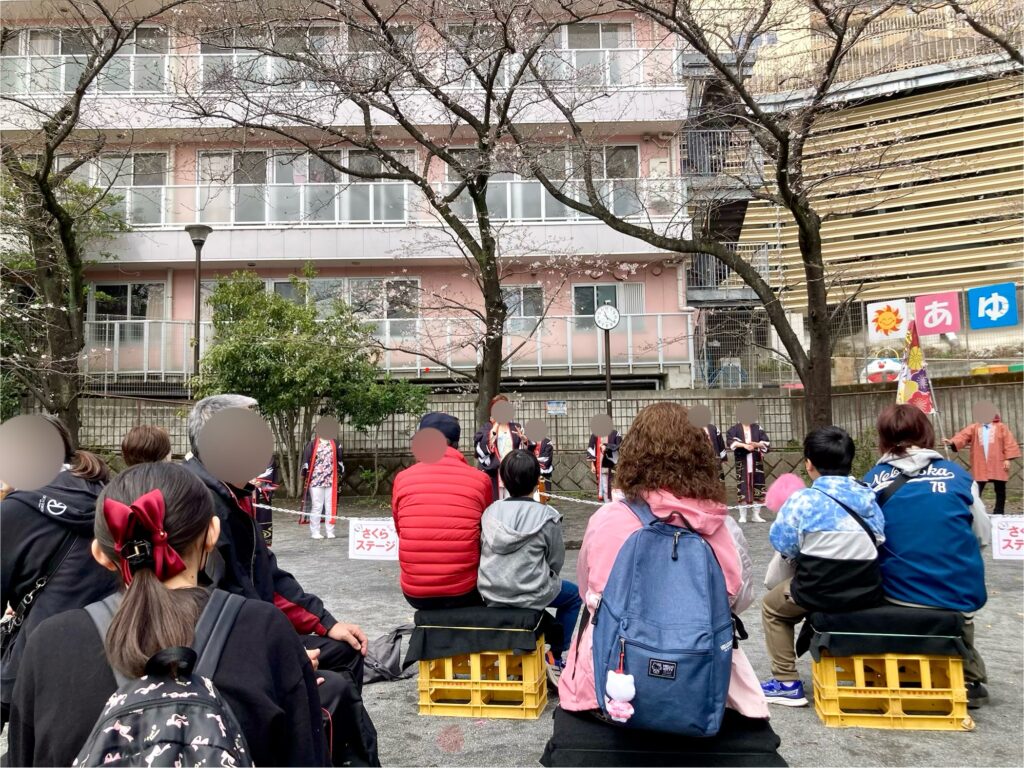 鶴ヶ峰で開催された「鶴ヶ峰ふれあい桜まつり」のステージの写真