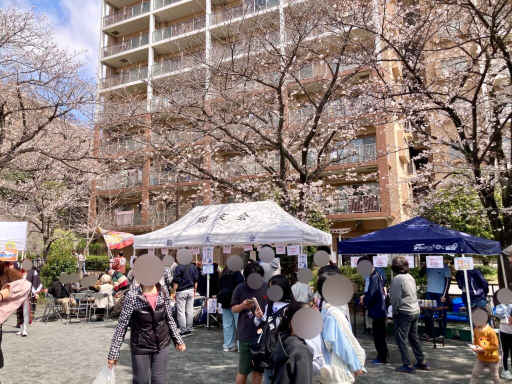 鶴ヶ峰で開催された「鶴ヶ峰ふれあい桜まつり」の屋台と桜の写真