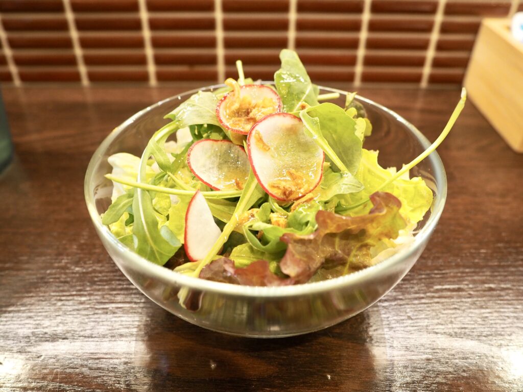 三ツ境の人気ピザ専門店「ピッツェリアサンキュー」のサラダの写真