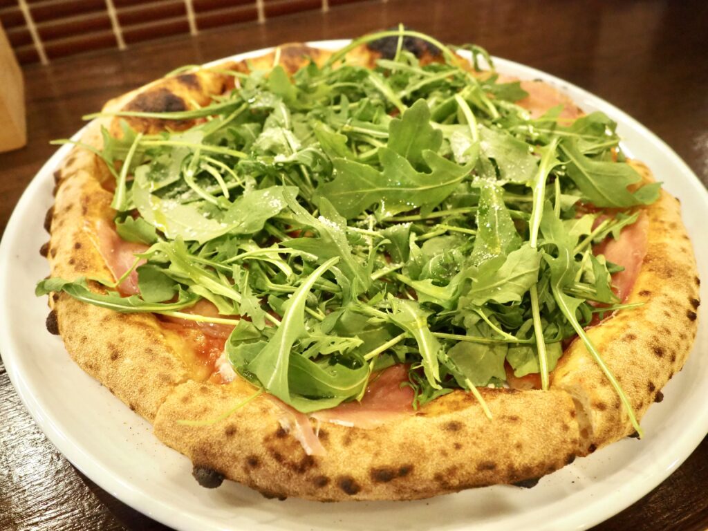 三ツ境の人気ピザ専門店「ピッツェリアサンキュー」の生ハムとルッコラピザの写真