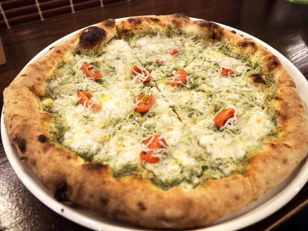 三ツ境の人気ピザ専門店「ピッツェリアサンキュー」のしらすバジルピザの写真