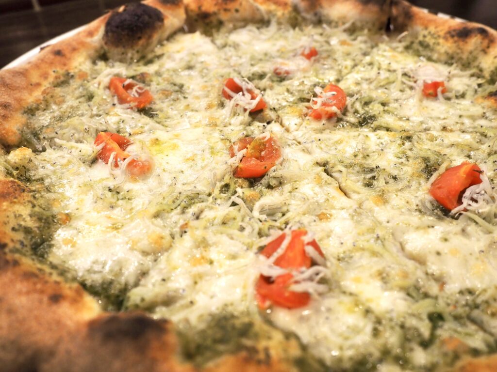 三ツ境の人気ピザ専門店「ピッツェリアサンキュー」のしらすバジルピザの写真