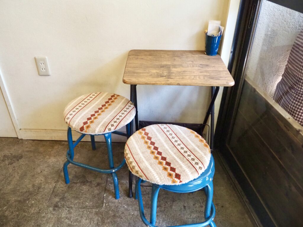 横浜 平沼橋 TASU MAFFIN 店内 カウンター席とイートインスペース