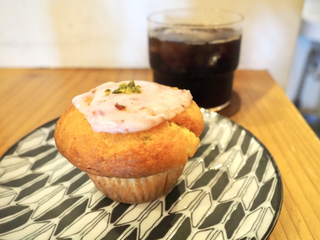 横浜 平沼橋 TASU MAFFIN 桜とクリームチーズのマフィン しっとり生地と桜アイシング