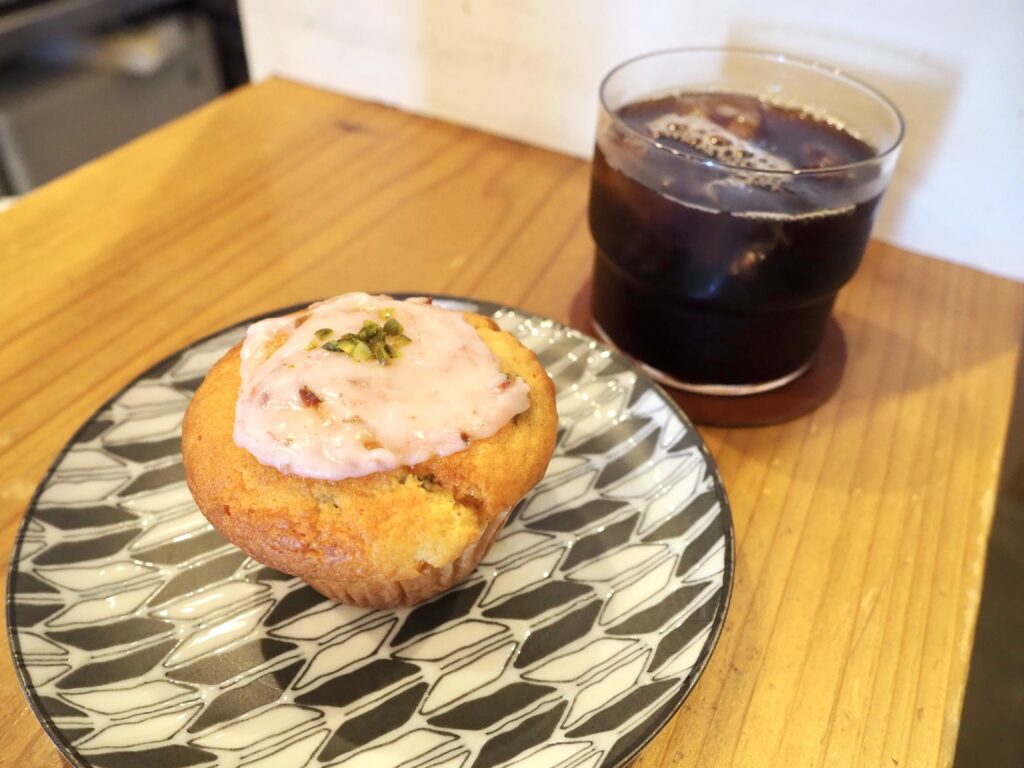 横浜 平沼橋 TASU MAFFIN 桜とクリームチーズのマフィン しっとり生地と桜アイシング