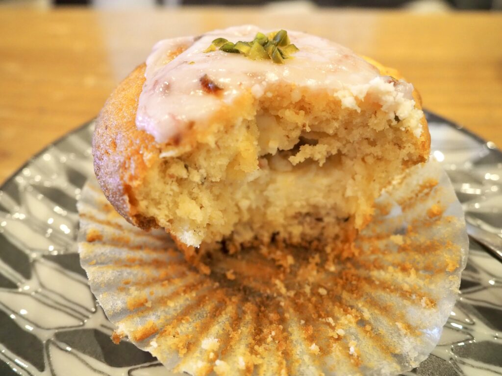 横浜 平沼橋 タスマフィン 桜マフィンの断面 クリームチーズ入り