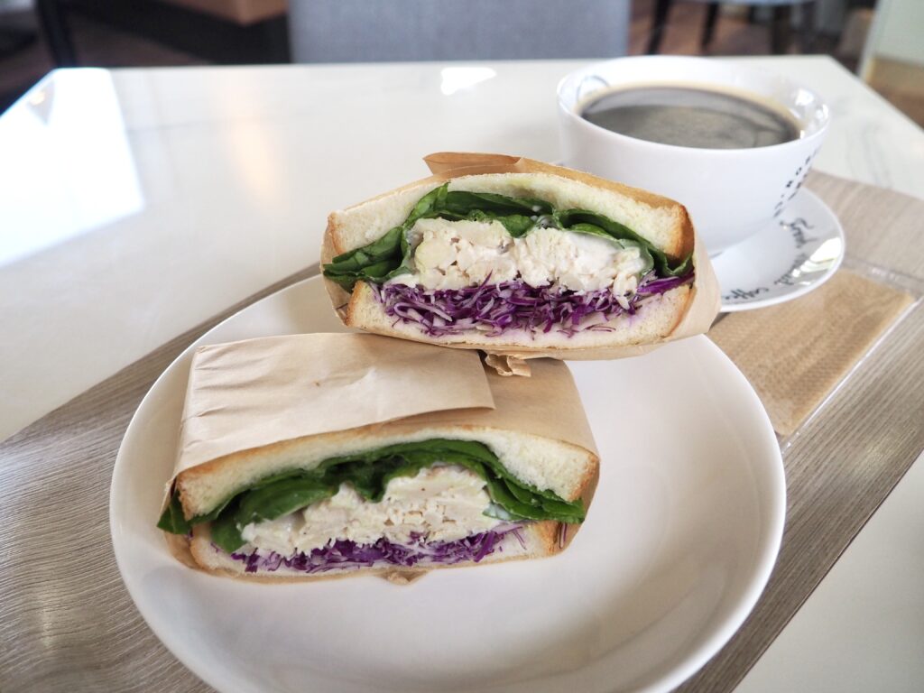 ロバーツコーヒー星天qlay店のナッツチキンサンドとコーヒーの写真