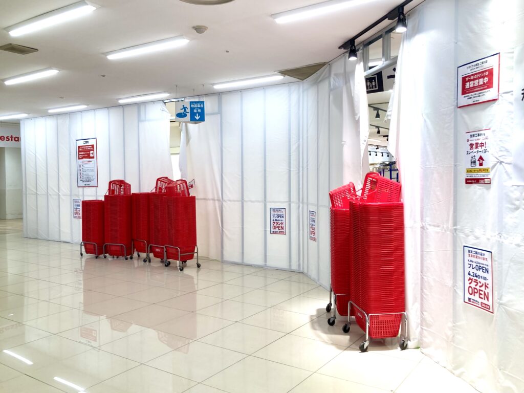 西友二俣川店の改装中の館内の様子｜白幕と買い物カゴが並ぶ様子