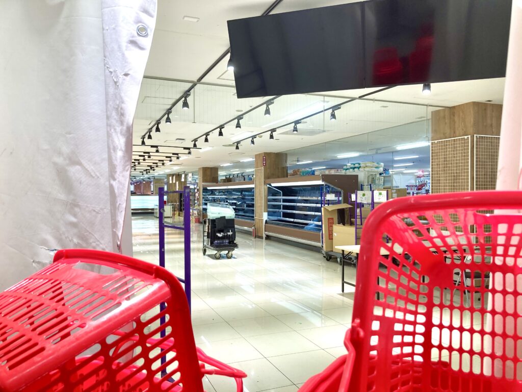 西友二俣川店の改装中の店内の様子｜売り場の一部が見える状態