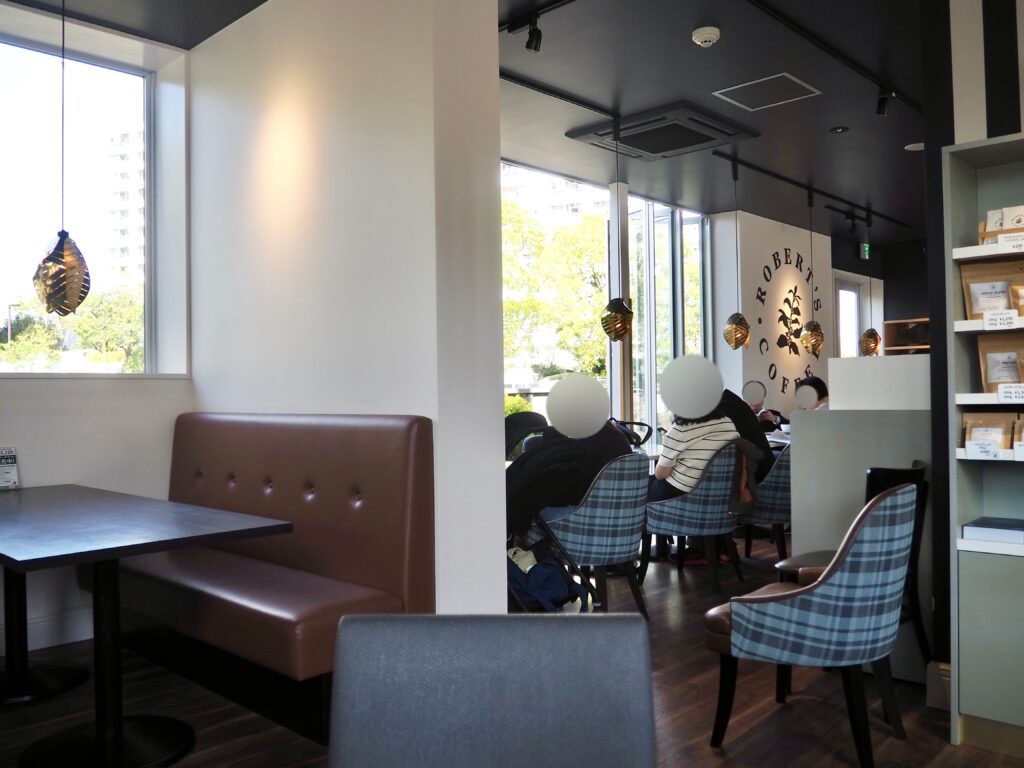 ロバーツコーヒー星天qlay店の店内の雰囲気が伝わる写真