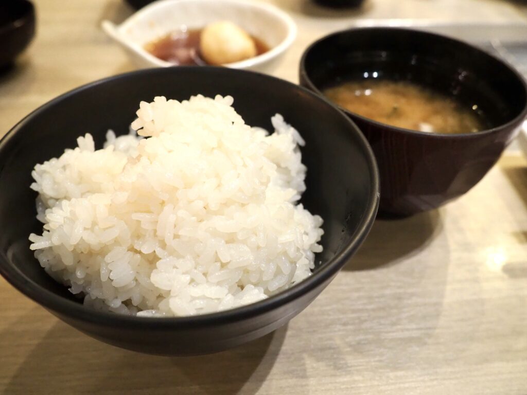 ジョイナステラス二俣川にある「博多天ぷらたかお」の平日限定ランチ定食の天ぷら　ご飯と味噌汁付き