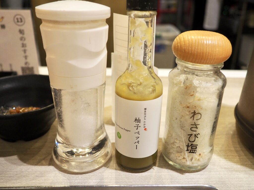 ジョイナステラス二俣川にある「博多天ぷらたかお」の調味料の写真