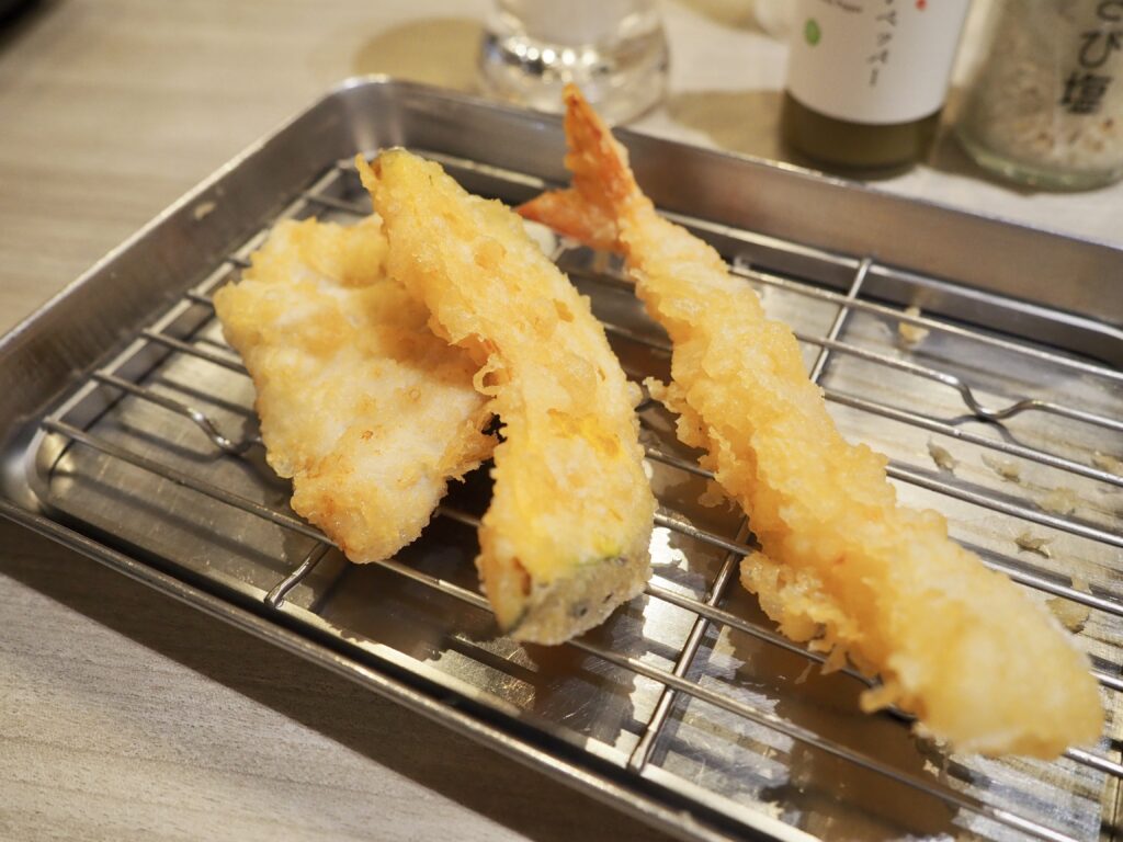 ジョイナステラス二俣川にある「博多天ぷらたかお」の平日限定ランチ定食の天ぷら