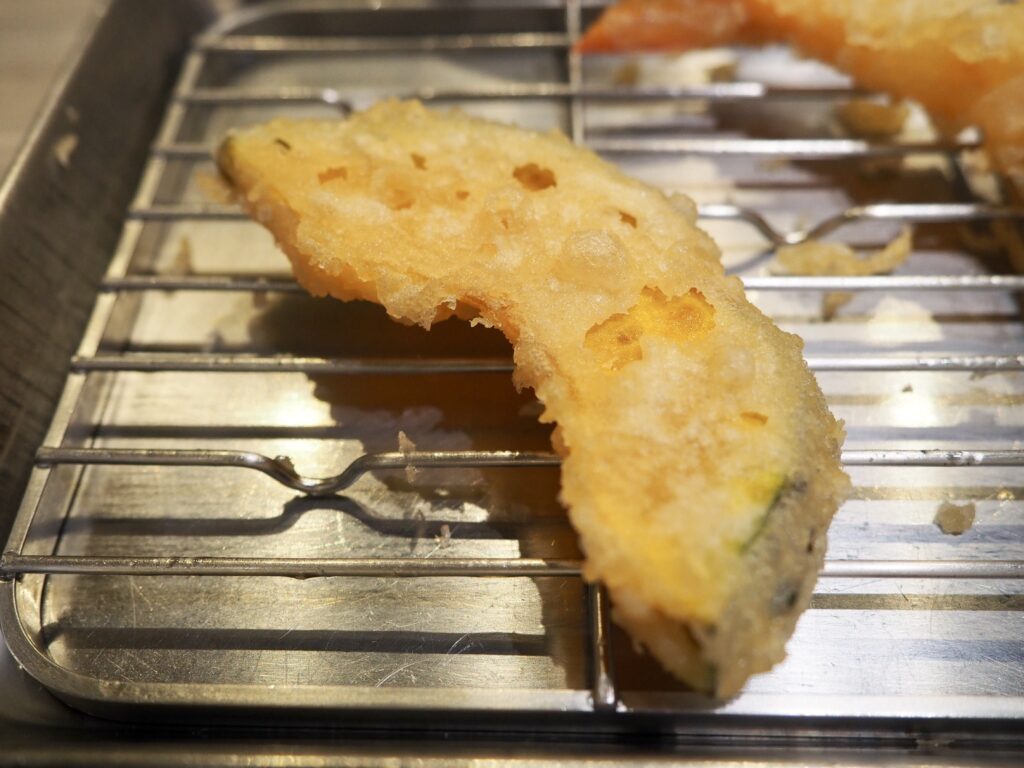 ジョイナステラス二俣川にある「博多天ぷらたかお」の平日限定ランチ定食の天ぷら（かぼちゃ）