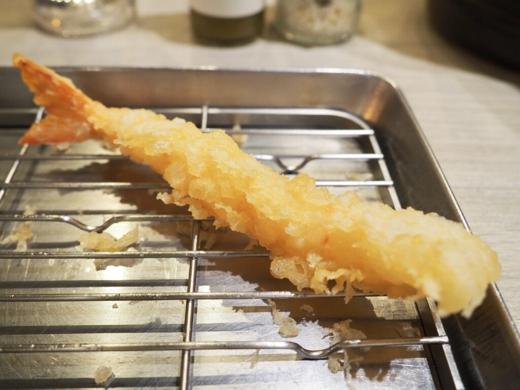 ジョイナステラス二俣川にある「博多天ぷらたかお」の平日限定ランチ定食の天ぷら（えび）