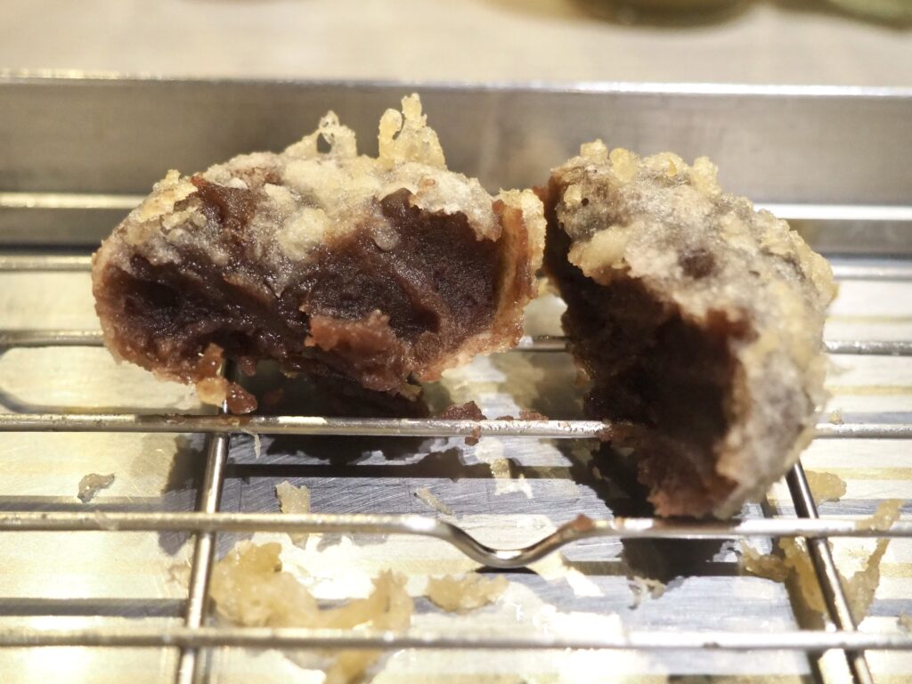 ジョイナステラス二俣川にある「博多天ぷらたかお」のこしあんこ天の断面写真