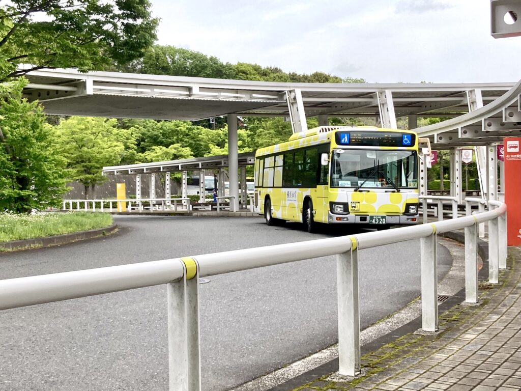 里山ガーデンとズーラシアを結ぶ無料送迎バスの写真