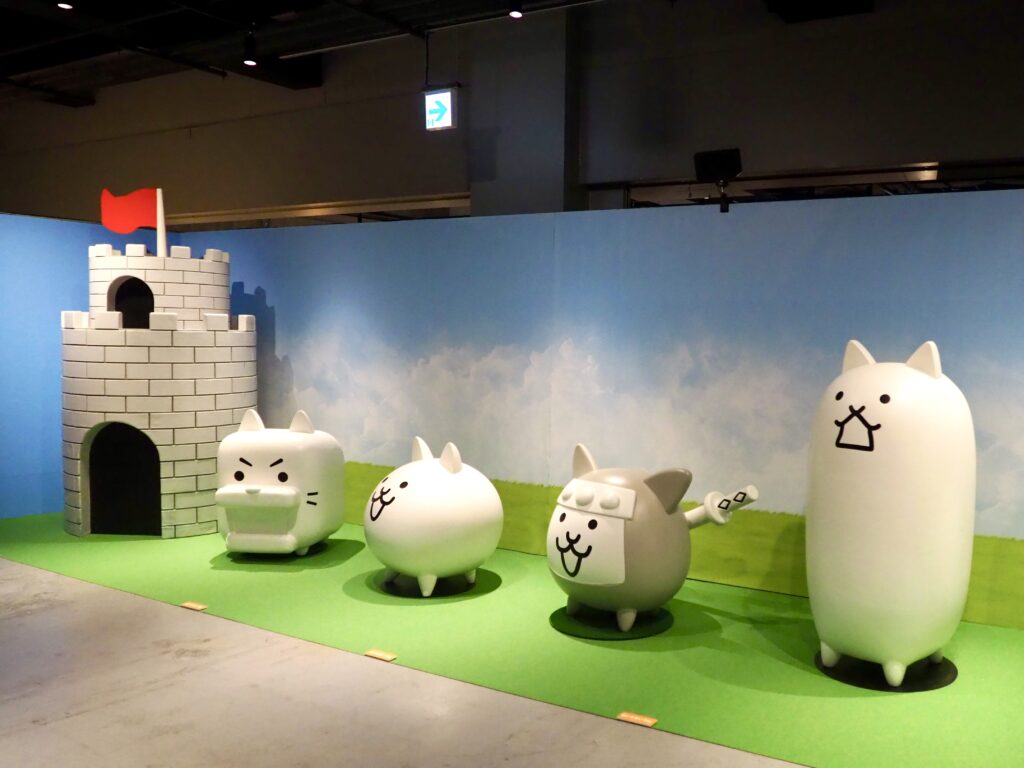 横浜で開催中の「にゃんこ大戦争展」の会場内の写真