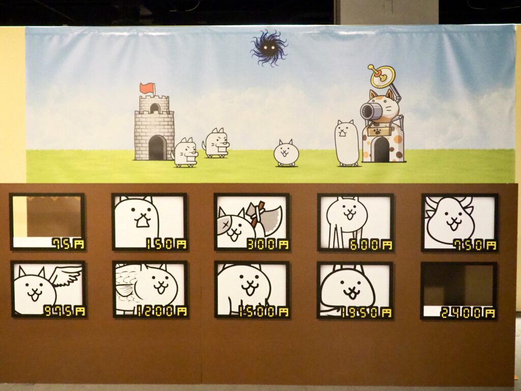 横浜で開催中の「にゃんこ大戦争」の顔はめパネルの写真（ゲーム画面）