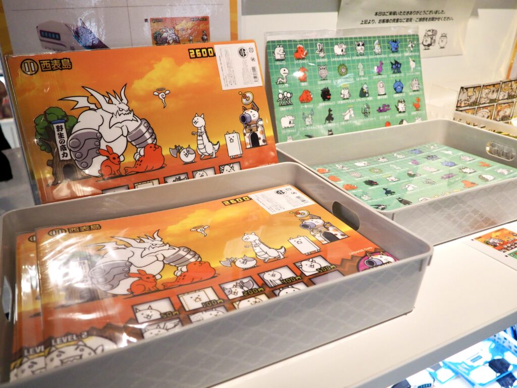 横浜で開催中の「にゃんこ大戦争展」の限定グッズの写真