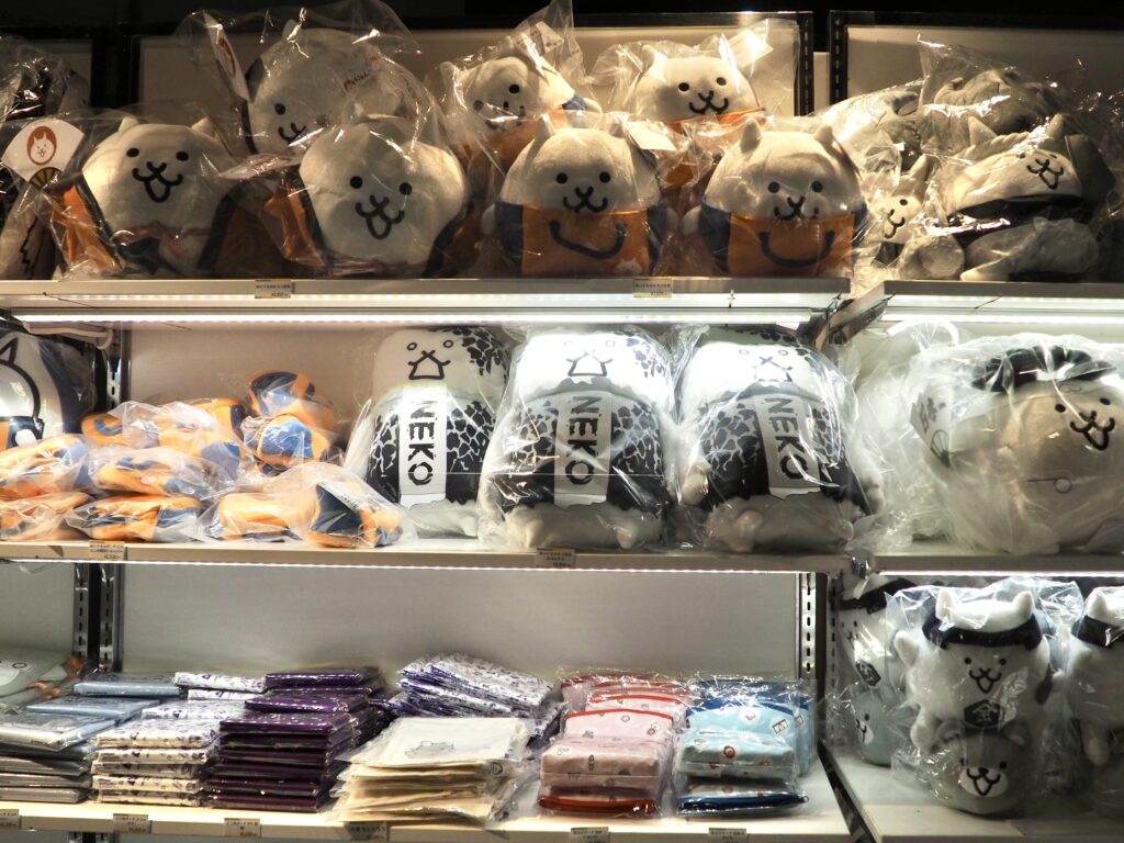横浜で開催中の「にゃんこ大戦争展」のぬいぐるみコーナーの写真