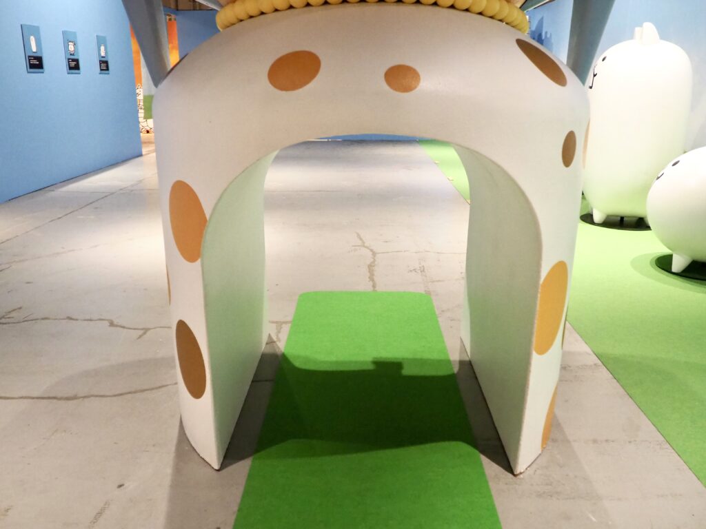 横浜で開催中の「にゃんこ大戦争展」のにゃんこ城の写真