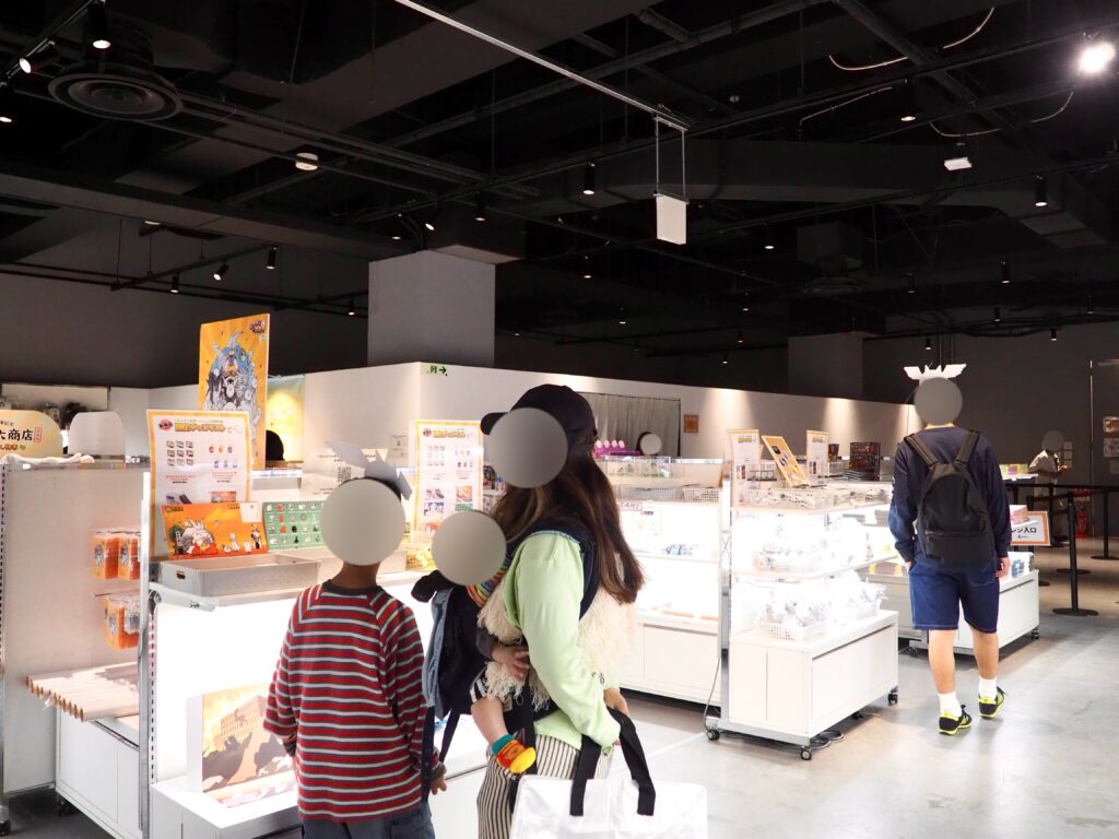 横浜で開催中の「にゃんこ大戦争展」のグッズ販売（物販）スペースの写真