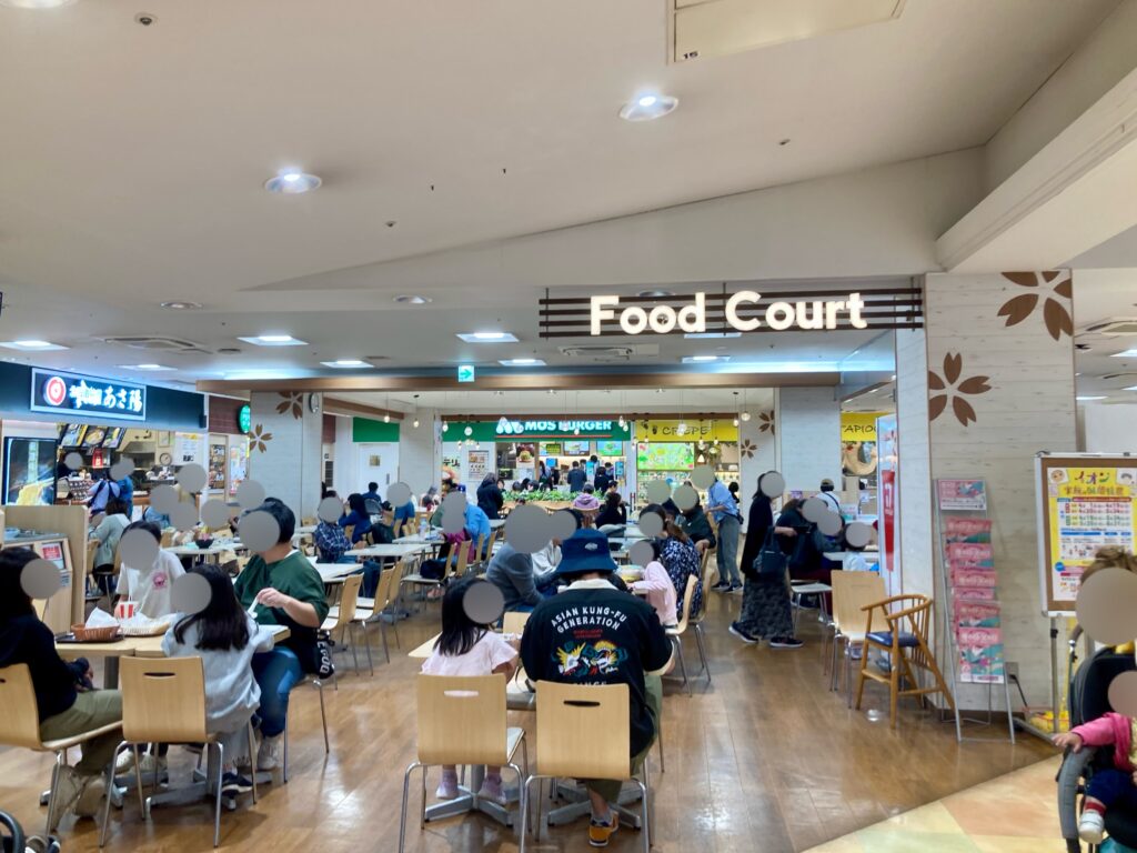イオン東戸塚のフードコートの写真