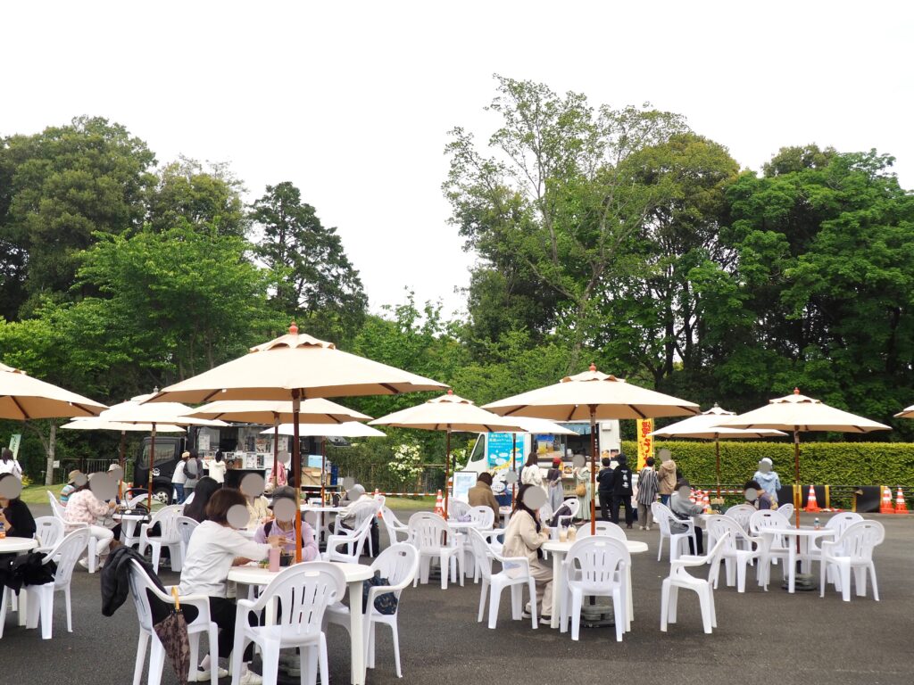 里山ガーデンには休憩所兼飲食ができるスペースあり。