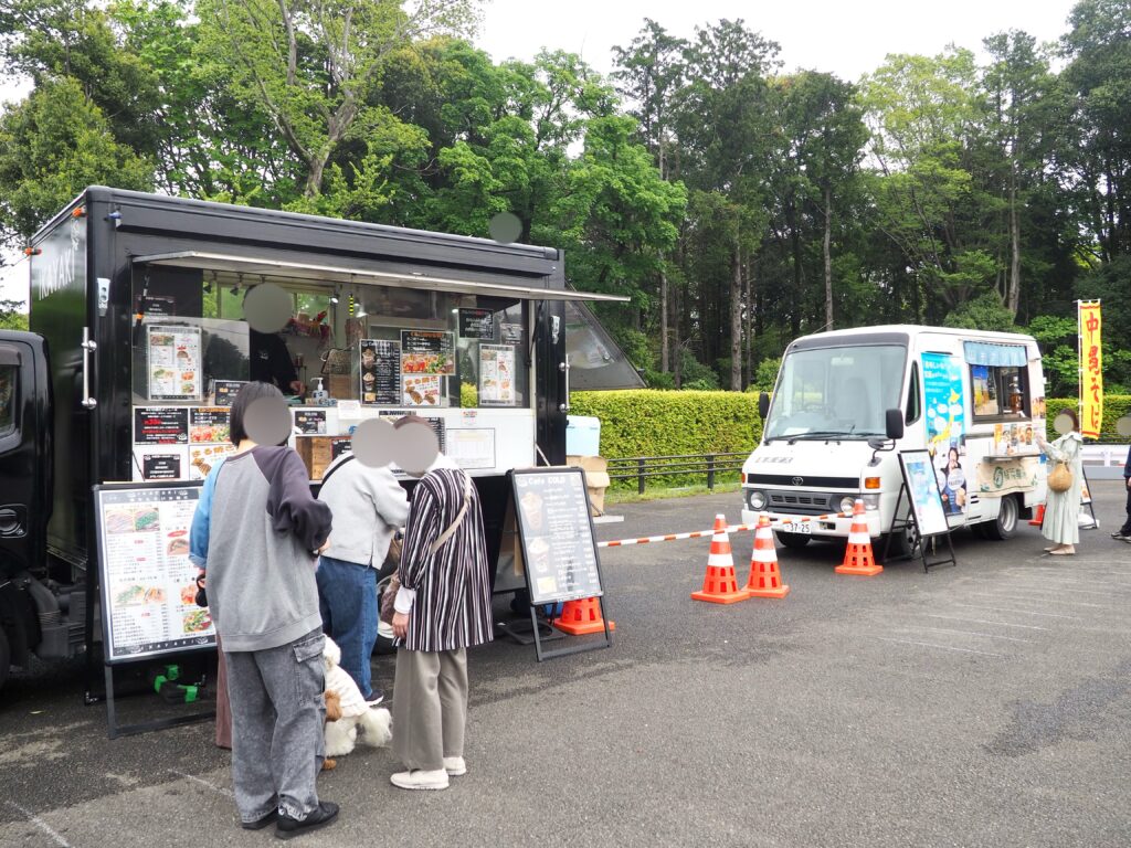 里山ガーデン（横浜）にキッチンカーが出店している様子