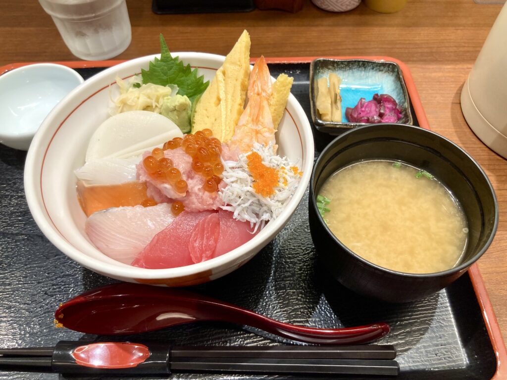 ジョイナステラス二俣川にある「三台目網元　まる浜」の海鮮丼の写真