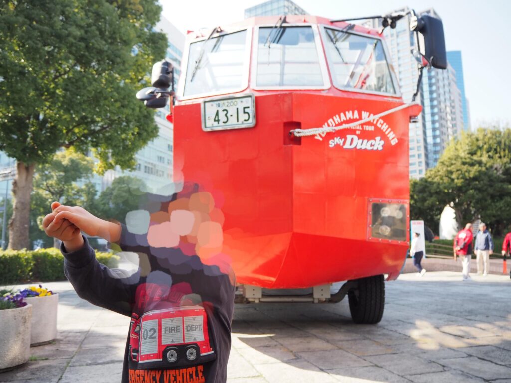 スカイダック横浜と記念撮影する息子の様子｜みなとみらい