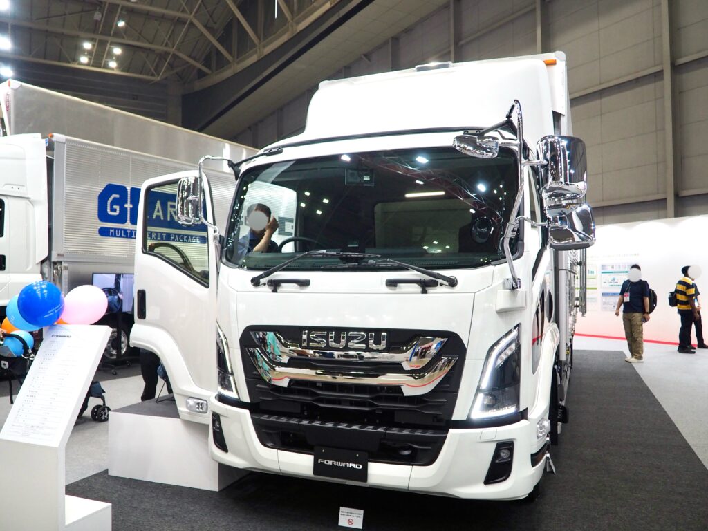 パシフィコ横浜の屋内展示に並ぶ大型トラック