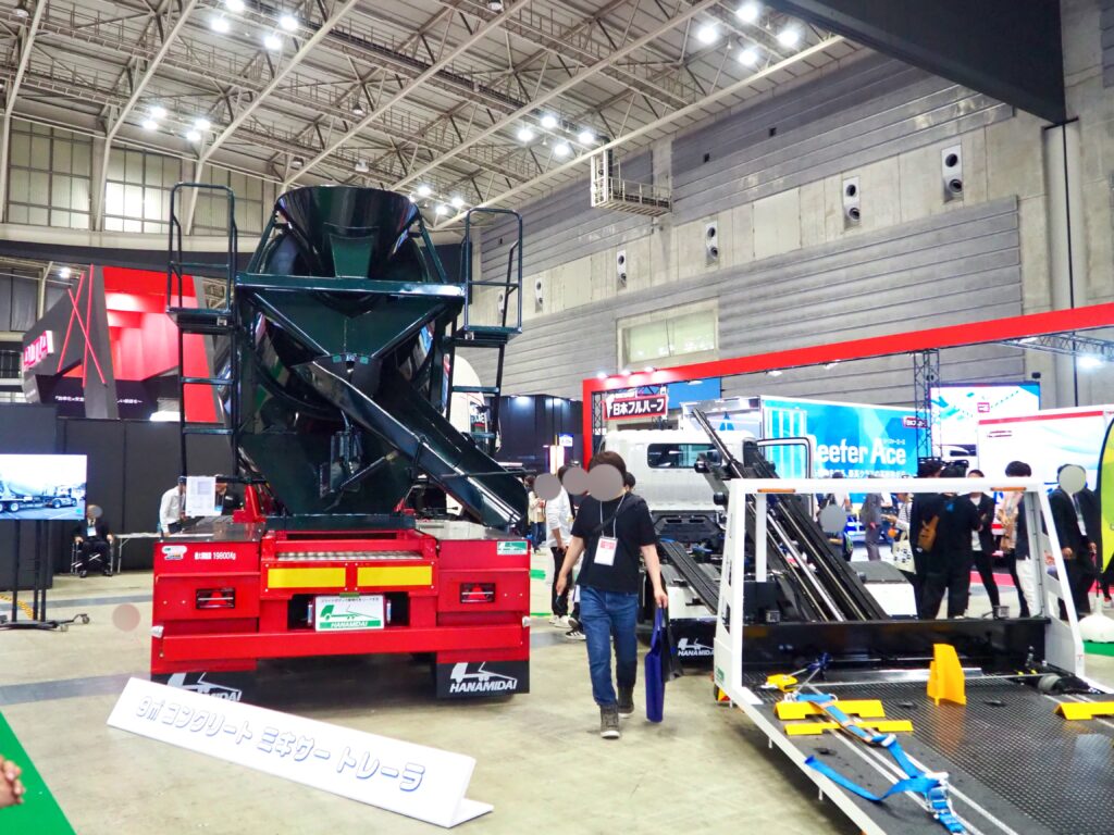 パシフィコ横浜の屋内展示に並ぶ大型トラック