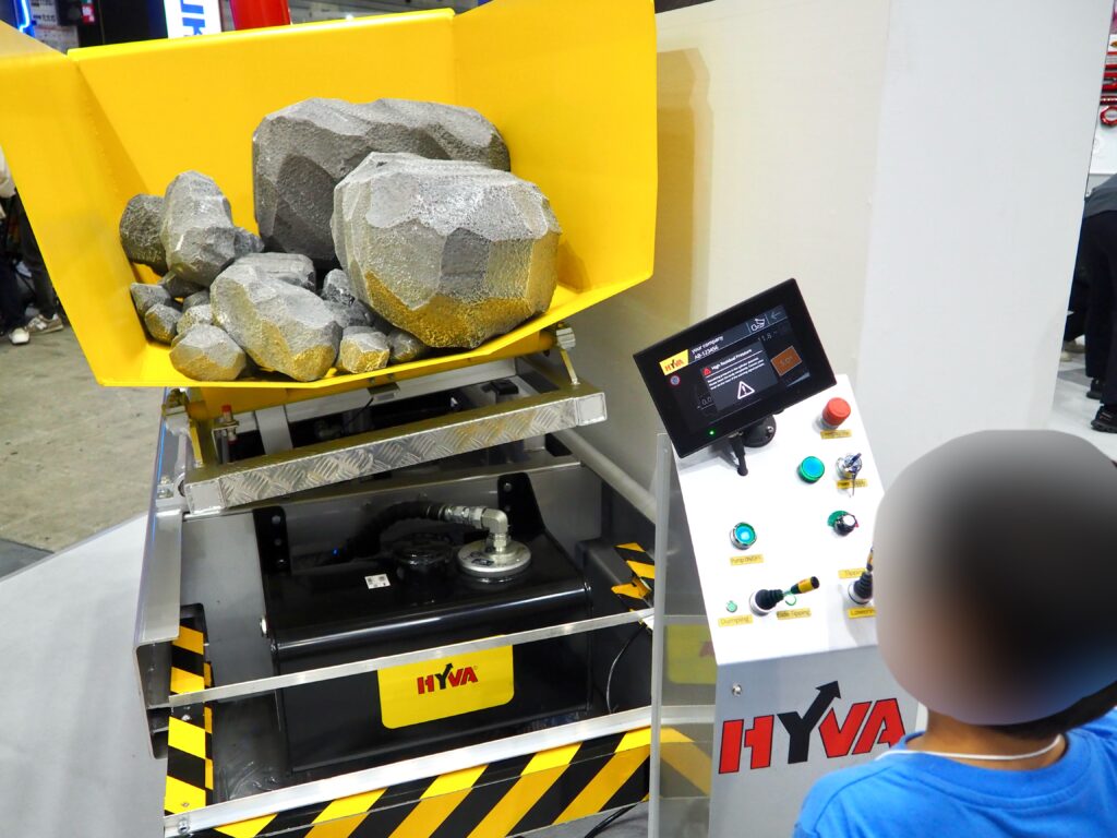 ダンプトラック関連メーカーの展示ブース