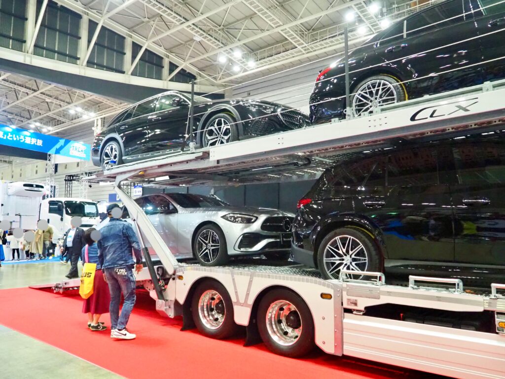 パシフィコ横浜の屋内展示に並ぶ大型トラック
