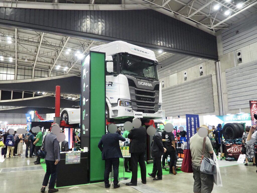 パシフィコ横浜の屋内展示に並ぶ大型トラック