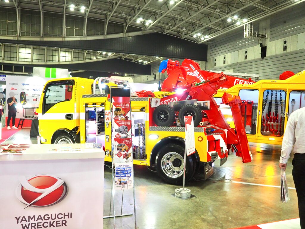 パシフィコ横浜の屋内展示に並ぶレッカー車