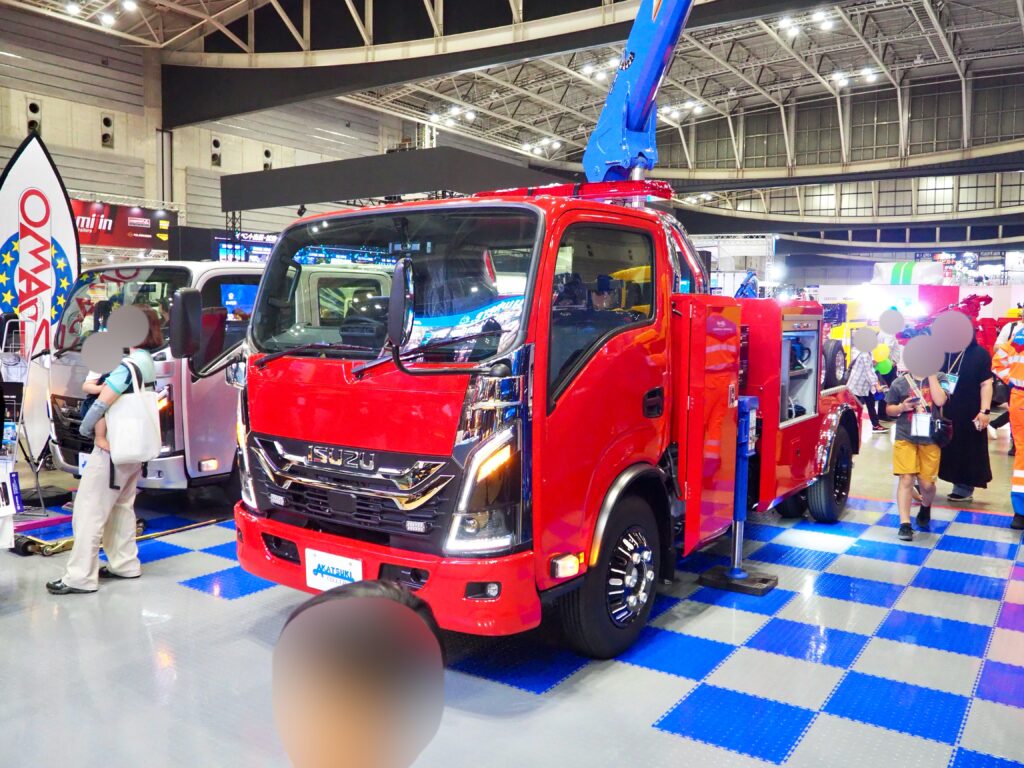 パシフィコ横浜の屋内展示に並ぶ大型トラック