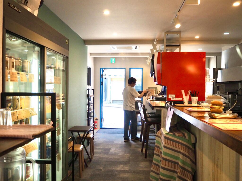 つるバレー（横浜市旭区白根）｜店内の様子とカウンター席の写真