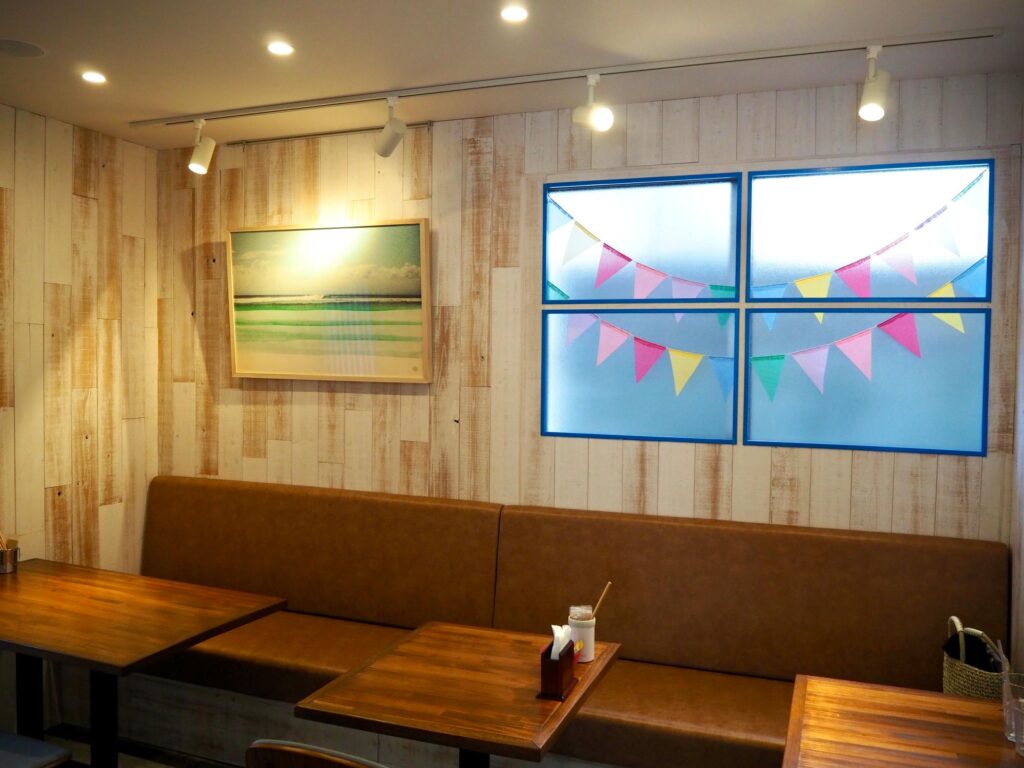 つるバレー（横浜市旭区白根）｜店内の様子とテーブル席の写真