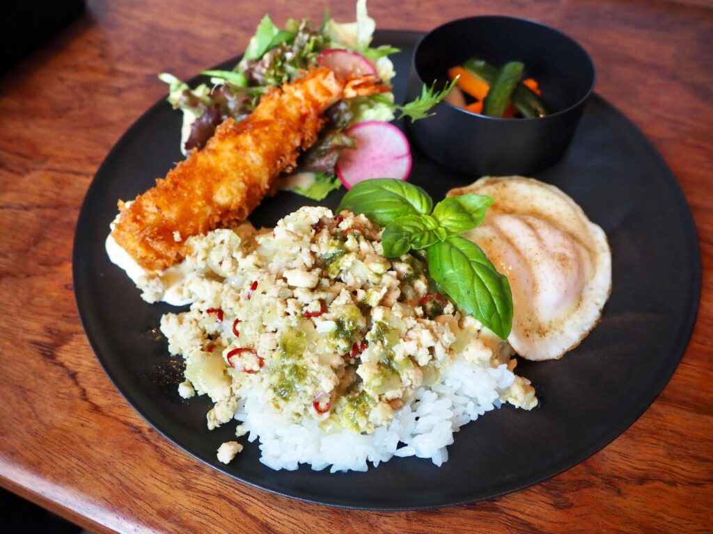 横浜・二俣川のカフェG’cafe（ジーカフェ）のランチメニュー（ガパオライス）の写真