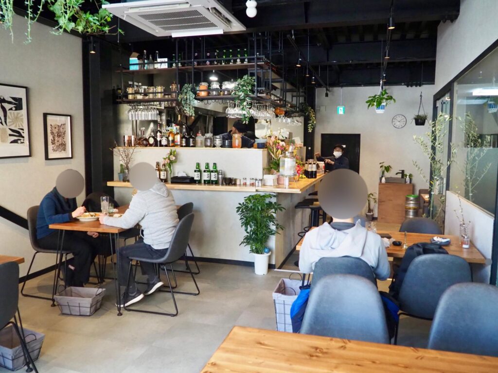 横浜・二俣川のスパイスカレー店マジェマジェの店内の様子