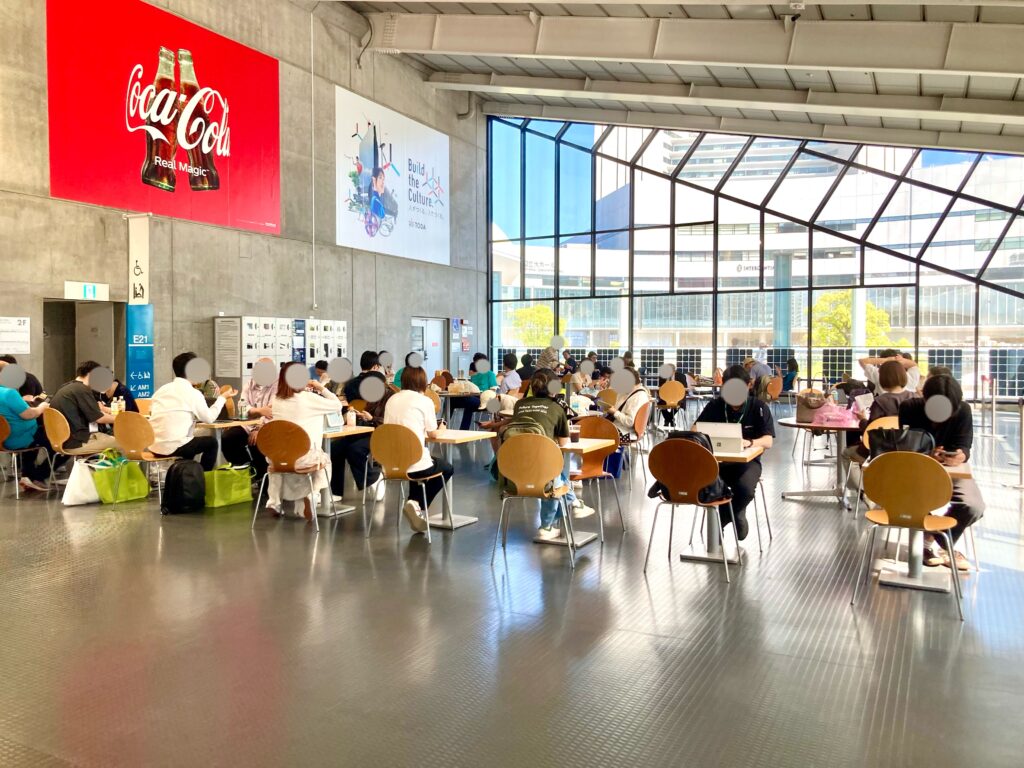 パシフィコ横浜展示ホール周辺のテーブル・休憩スペース