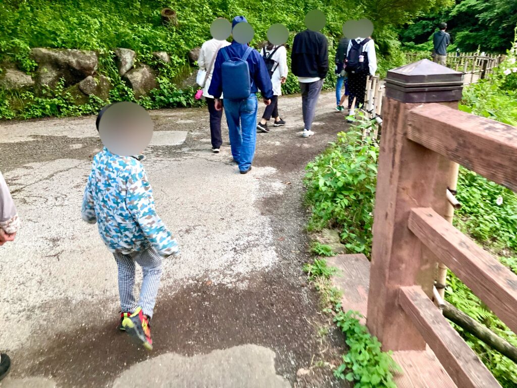 ホタル観賞に訪れた家族連れで賑わう四季の森公園