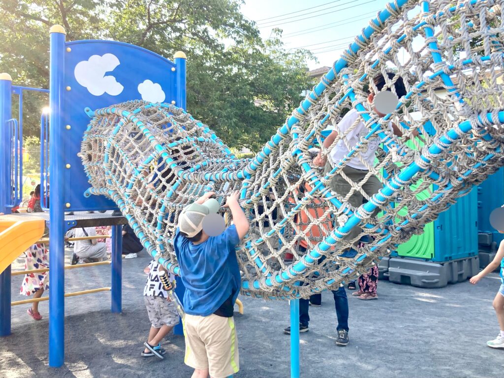 旭台中央公園の遊具で遊ぶ子どもたち