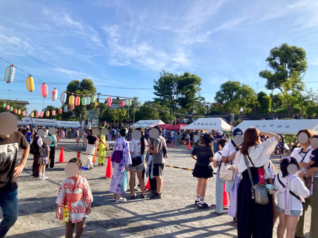 旭台中央公園夏祭りの会場全景と多くの来場者