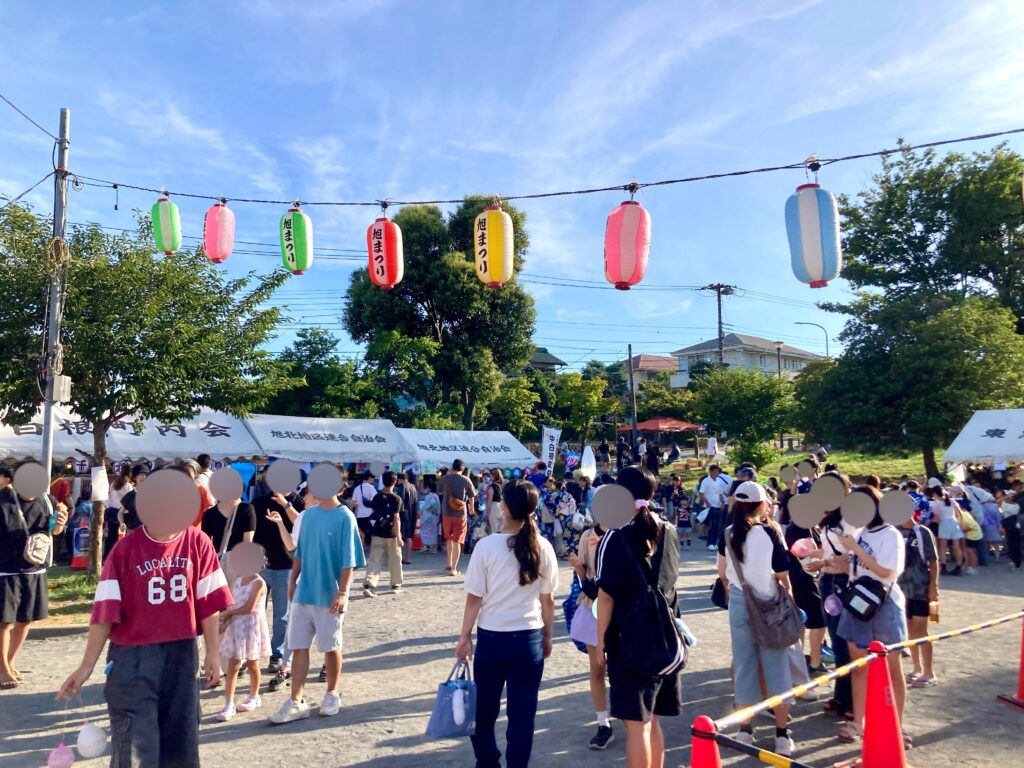 旭台中央公園夏祭りの会場全景と多くの来場者