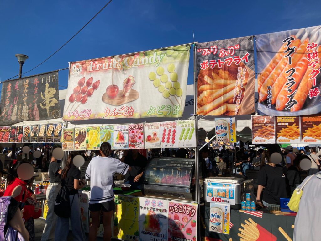 旭台中央公園夏祭りに並ぶ屋台の様子(りんご飴、ポテト)